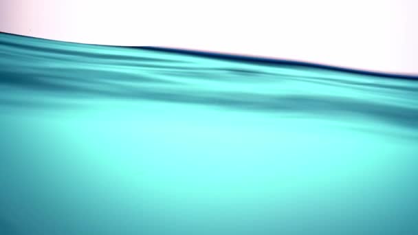 Een zuiver blauwe golf van water, met een matige, kalme swing, een symbool van zuiverheid, frisheid en ecologie. Close-up. — Stockvideo