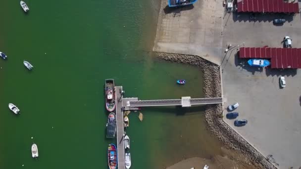 Videoshoot vanuit de lucht, het Ria Formosa kanaal van het dorp Cabanas de Tavira. Watertoerisme en traditionele visserij. Portugal Algatrve. — Stockvideo