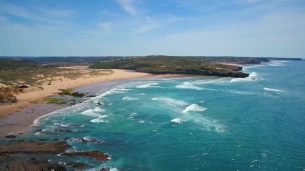 Grabación de video aéreo. Hermoso paisaje para el surf, pesca playa de Amoreira en la costa atlántica. Portugal, Sagres, Algarve, Aljezur. — Vídeos de Stock