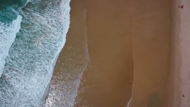 Légi felvétel. A türkiz hullámok simán mossák a homokot. Arrifana, Sagres, Portugália, Algarve. — Stock videók