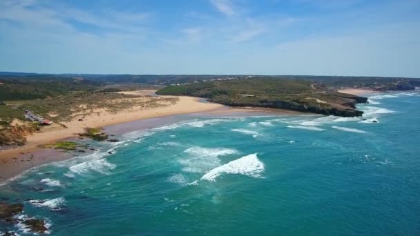 Grabación de video aéreo. Amoreira playa de paisaje marino en la costa atlántica para practicar surf. Portugal, Sagres, Algarve, Aljezur . — Vídeos de Stock