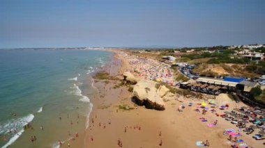 Sahildeki hava fotoğrafçılığı, Portekiz 'deki Gale plajları. Turistler şemsiyelerin altında rahatlar..