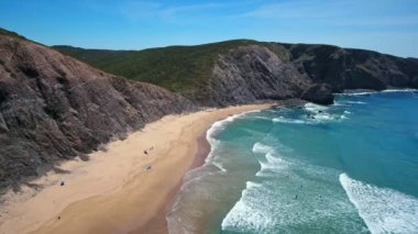 Havadan video çekimi. Arrifana Sahili Atlantik Sahili, Aljezur, Portekiz, Algarve güneşli bir günde. Sörf ve balık tutmak için ideal bir yer..