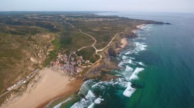 Havadan video çekimi. Atlantik kıyısındaki Monte Clerigo sörf plajı. Portekiz, Aljezur, Sagres, Algarve.