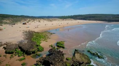 Havadan video çekimi. Atlantik Okyanusu 'ndaki Amoreira Sahili kıyısı sörf antrenmanı için. Portekiz, Sagres, Algarve, Aljezur. Avrupa.