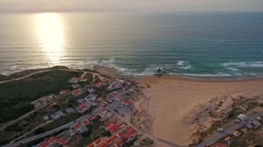 Havadan video çekimi. Atlantik kıyısındaki Monte Clerigo 'da turistler için sörf ve dinlenme plajı. Portekiz, Sagres, Algarve, Costa Vicentina, Aljezur 'un yanında..