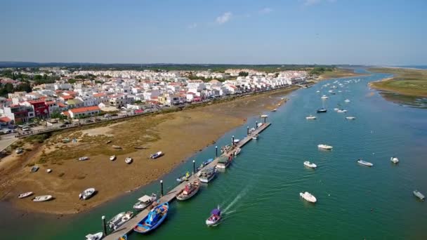 Videofilmación aérea, el canal Ria Formosa del pueblo Cabanas de Tavira. Turismo acuático y pesca tradicional. Portugal Algatrve. — Vídeos de Stock