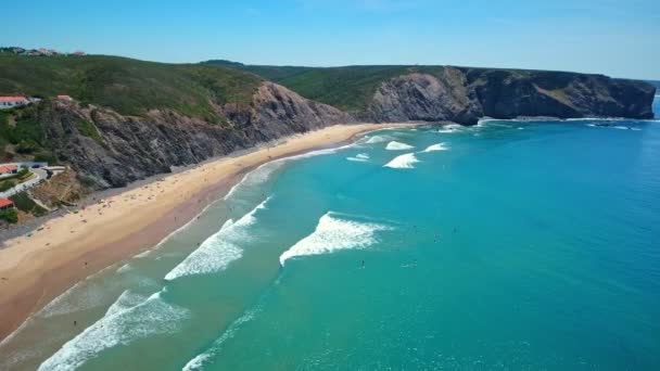 Filmagem de vídeo aéreo. Bela paisagem da praia da Arrifana, Aljezur, Portugal, Algarve. Local ideal para surfar, pescar . — Vídeo de Stock