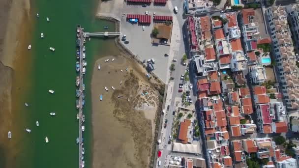 Zdjęcia lotnicze, kanał Ria Formosa w miejscowości Cabanas de Tavira. Turystyka wodna i tradycyjne rybołówstwo. Portugalia Algatrve. — Wideo stockowe