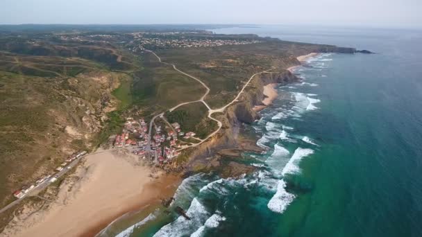 Tournage vidéo aérien. Plage de surf de Monte Clerigo sur la côte atlantique. Portugal, Aljezur, Sagres, Algarve. — Video