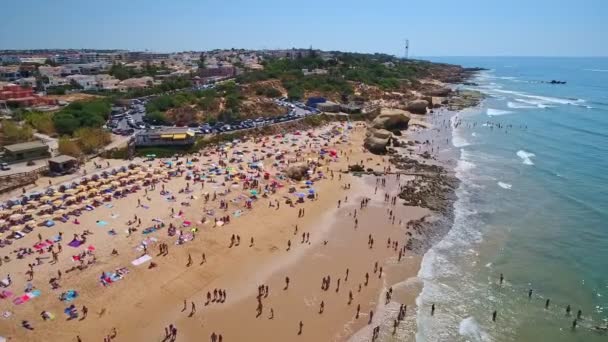 Flygfoto av kusten, stränderna i Gale i Portugal. Turisterna vilar. Rörelsen är parallell med stranden. — Stockvideo