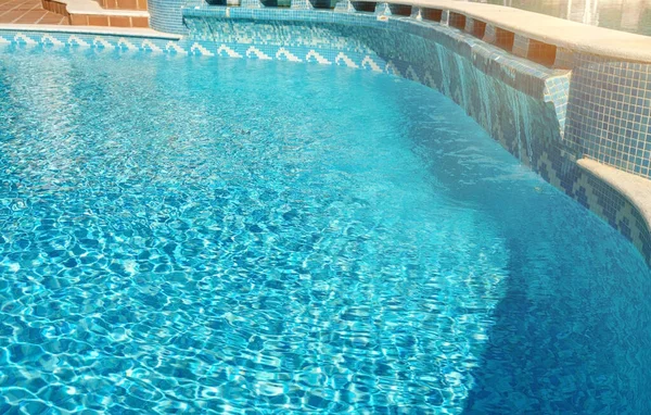 Традиционный дизайн бассейна для туристов в отеле. На фоне яркого солнца . — стоковое фото