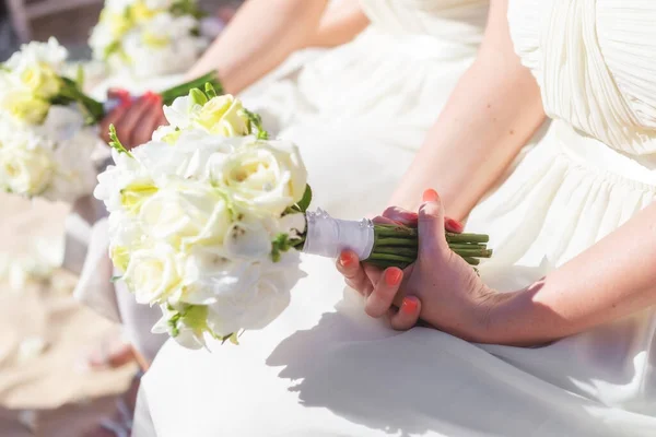 Damigelle d'onore al matrimonio con un bel mazzo di fiori in mano . — Foto Stock