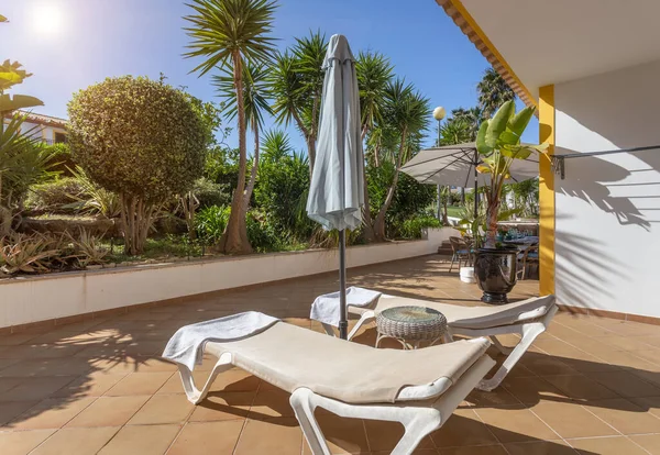 Ligstoelen op de veranda van het hotel voor toeristen op een mooie zonnige dag. — Stockfoto