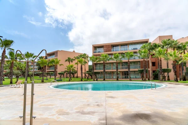 Moderna piscina lussuosa con acqua pulita, limpida e blu in loco . — Foto Stock