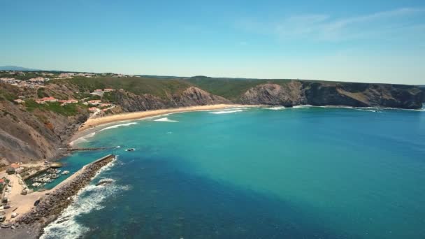 Zdjęcia z lotu ptaka. Arrifana beach atlantycka sceneria wybrzeża, Aljezur, Portugalia, Algarve w słoneczny dzień. Idealne miejsce do surfowania, wędkowania. — Wideo stockowe