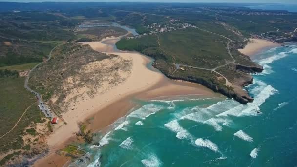 Natáčení leteckých videí. Amoreira plážový přímořský plášť na pobřeží Atlantiku pro surfování praxe. Portugalsko, Sagres, Algarve, Aljezur. — Stock video