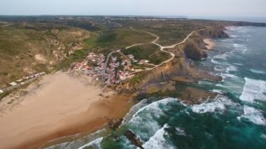 Havadan video çekimi. Atlantik kıyısındaki Monte Clerigo sörf plajı. Portekiz, Aljezur, Sagres, Algarve, Costa Vicentina 'nın yanında..