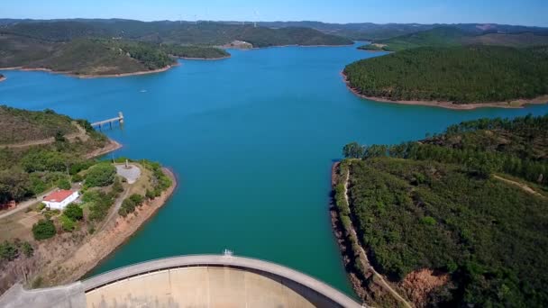 Filmagem de vídeo aéreo. Reservatório, barragem bravura, abastecimento de água potável. Portugal, Algarve, Monchique . — Vídeo de Stock