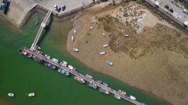 Video çekimi, Cabanas de Tavira köyünün Ria Formosa kanalı. Su turizmi ve geleneksel balıkçılık. Portekiz Algatrve.