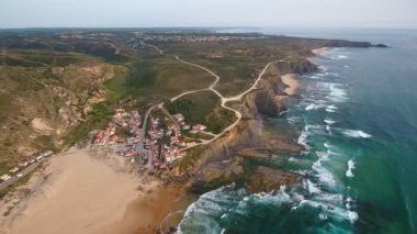 Havadan video çekimi. Atlantik kıyısındaki Monte Clerigo sörf plajı. Portekiz, Aljezur, Sagres, Algarve, Costa Vicentina 'nın yanında..