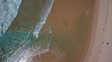Havadan video çekimi. Turkuaz dalgalar kumu güzelce yıkar. Arrifana, Sagres, Portekiz, Algarve.