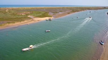 Video çekimi, Cabanas de Tavira köyünün Ria Formosa kanalı. Su turizmi ve geleneksel balıkçılık. Portekiz Algatrve.