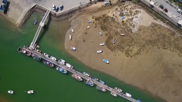 Videofilmación aérea, el canal Ria Formosa del pueblo Cabanas de Tavira. Turismo acuático y pesca tradicional. Portugal Algatrve. — Vídeos de Stock