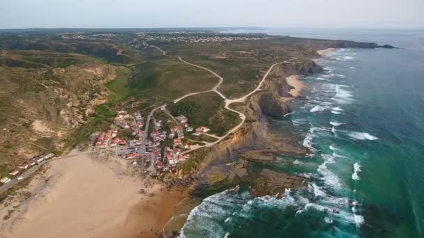 Natáčení leteckých videí. Monte Clerigo surfovat na pobřeží Atlantiku. Portugalsko, Aljezur, Sagres, Algarve, vedle Costa Vicentina. — Stock video