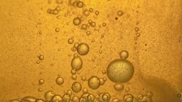 Carburante, olio, colore giallo oro, con bolle mobili, su e giù, nel vaso di vetro del laboratorio. Copia spazio . — Video Stock