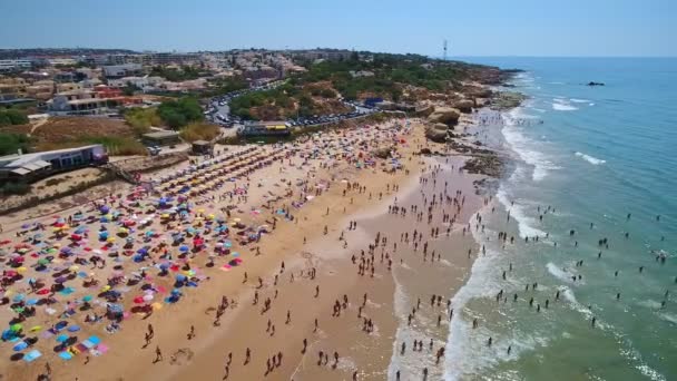 海岸の空中写真、ポルトガルのゲールのビーチ。観光客は海でリラックスして泳ぐ。後方への移動. — ストック動画