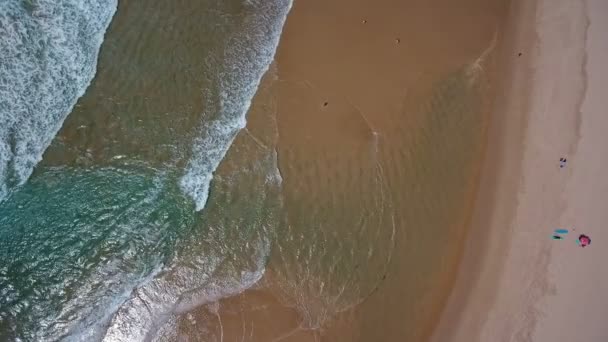 Tournage vidéo aérien. Les vagues turquoises lavent le sable en douceur. Arrifana, Sagres, Portugal, Algarve . — Video