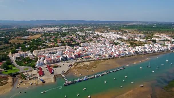 Vidéo aérienne, le canal Ria Formosa du village Cabanas de Tavira. Tourisme aquatique et pêche traditionnelle. Portugal Algatrve. — Video