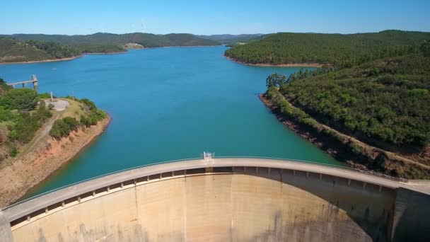 Videoaufnahmen aus der Luft. Stausee, Staudamm, Trinkwasserversorgung aus der Vogelperspektive. Portugal, Algarve, Monchique. — Stockvideo