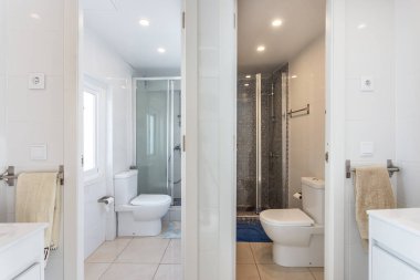 Otelin modern banyosu, duşlu evler, Avrupa tarzı..