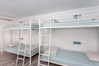 Otelde ranzaları olan temiz bir yatak odası, turistler için bir pansiyon..
