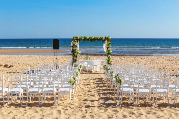 Romantyczny widok i dekoracje kwiatowe na plaży w pobliżu morza, na ceremonię ślubną z kwiatami. Europa, Portugalia. — Zdjęcie stockowe