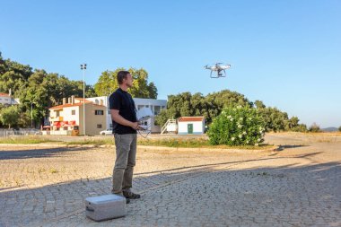 İnsan, bir mühendis pilot, bir vileo ve fotoğrafı test etmek ve filme almak için kalkış için hava aygıtı hazırlar. Kumandayı kontrol ederek.