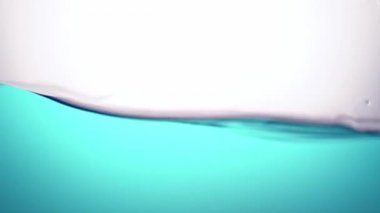 Saf mavi bir su dalgası, ılımlı, sakin bir salıncak, saflığın, tazeliğin ve ekolojinin sembolü. Yakın plan..