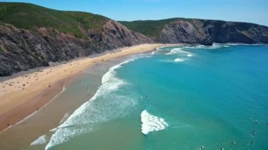 Havadan video çekimi. Arrifana sahilinin güzel manzarası, Aljezur, Portekiz, Algarve. Sörf ve balık tutmak için ideal bir yer..