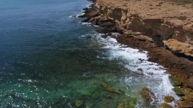 Nostaljik hava videosu, denizi yavaş çekimde dalgalar Pasifik Atlantik Okyanusu 'nun kayalık kıyılarında sorunsuzca dönüyor..
