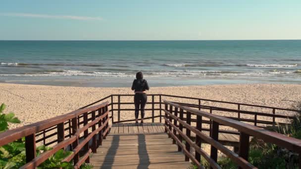 Eine Frau mittleren Alters mit Fettleibigkeit turnt auf dem Ozean. Zeitlupe. — Stockvideo