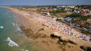Sahildeki hava fotoğrafçılığı, Portekiz 'deki Gale plajları. Turistler şemsiyelerin altında rahatlar..