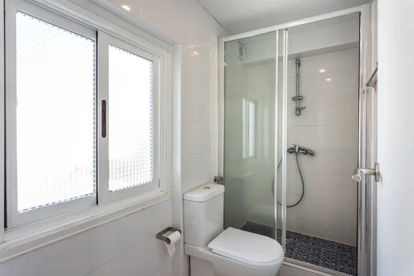 Moderní koupelna hotelu, domy se sprchou, s oknem, v evropském stylu. — Stock fotografie
