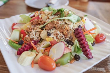 Meyveli taze salata.