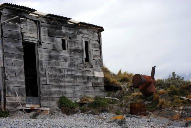 Sac çatı ve kapıyı açık ile evlenmek