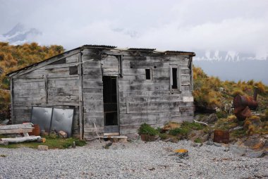 Sac çatı ve kapıyı açık ile evlenmek