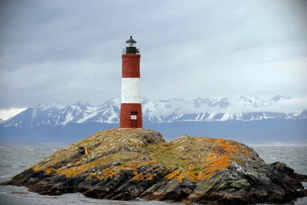 Beagle kanalı, Ushuaia, Tierra del Fuego, Arjantin kırmızı ve beyaz deniz fenerinde. 