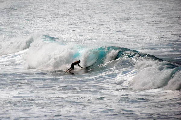 Ein Surfer auf einer Welle reitet — Stockfoto