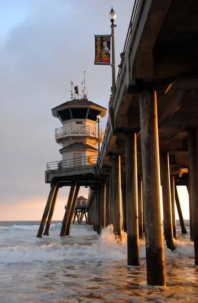 Huntington Beach, Kalifornie/Spojené státy - 26. ledna 2015: Huntington Beach molo při západu slunce. — Stock fotografie